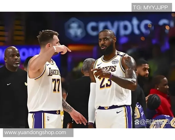 湖人队与热火队激战正酣双方球员表现精彩引发球迷热议
